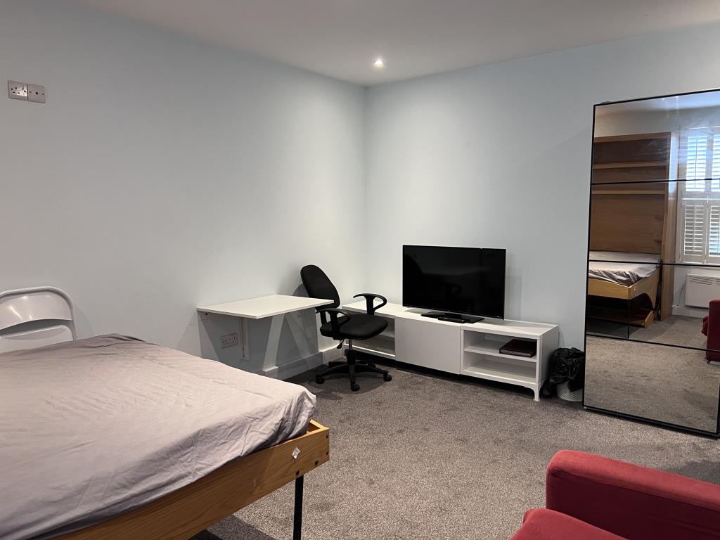 Lot: 23 - SIX-BEDROOM GUEST HOUSE - First floor bedroom